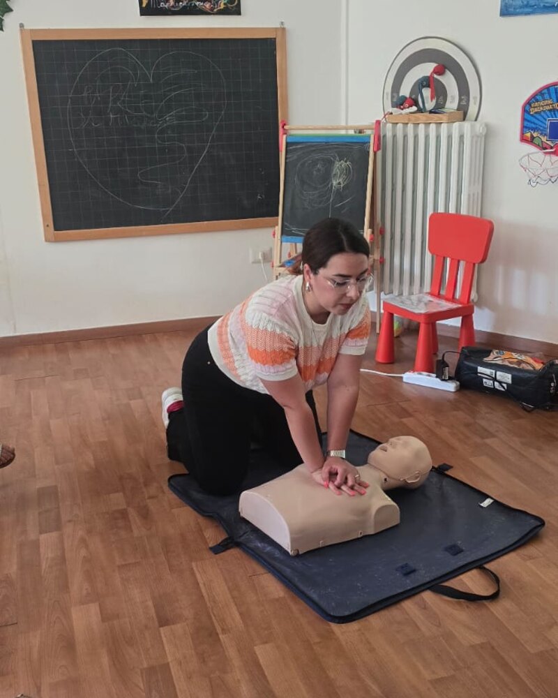 Partecipante che esegue le compressioni toraciche su un manichino durante il corso di primo soccorso